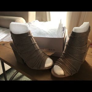 New women’s size 6.5 Soda Ruby-S